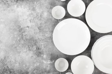 Temiz beyaz sofra gri bir arka plan üzerinde. Üstten Görünüm, kopya alanı