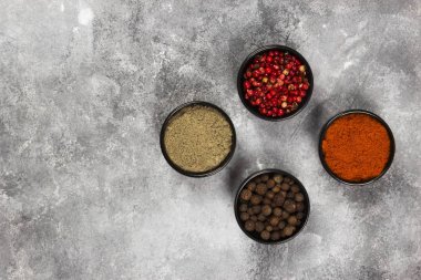 Çeşitli gri bir arka plan üzerine biber. Görünümü en çok, uzay kopyalayın. Gıda 