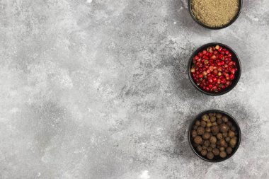 Çeşitli gri bir arka plan üzerine biber. Görünümü en çok, uzay kopyalayın. Gıda 