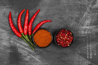 Siyah bir zemin üzerine kırmızı acı biber. Üstten Görünüm. Gıda arka plan