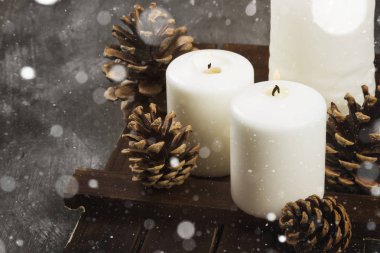 Yanan mumlar ve karanlık bir arka plan Christmas öznitelikleri. S