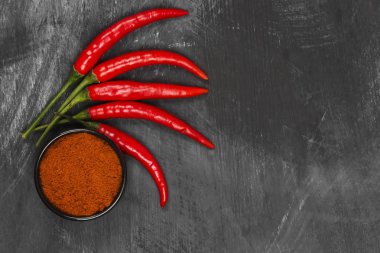 Siyah bir zemin üzerine kırmızı acı biber. Görünümü en çok, uzay kopyalayın. Gıda