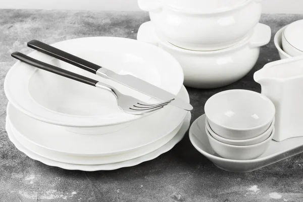 Czyste białe naczynia na szarym tle — Zdjęcie stockowe