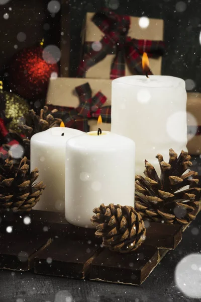 Queimar velas e atributos de Natal em um fundo escuro. S — Fotografia de Stock