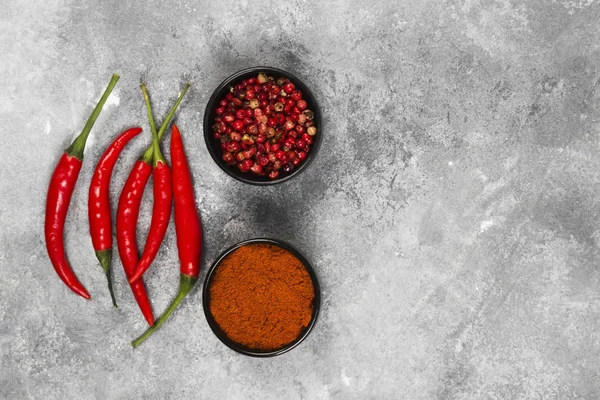 Çeşitli gri bir arka plan üzerine biber. Görünümü en çok, uzay kopyalayın. Gıda 