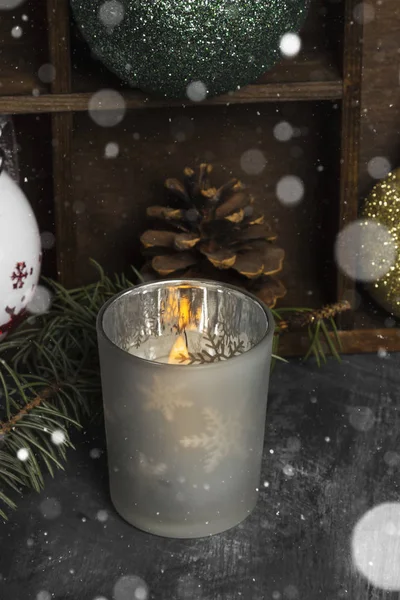 Vela ardente em castiçais e atributos de Natal em um dar — Fotografia de Stock