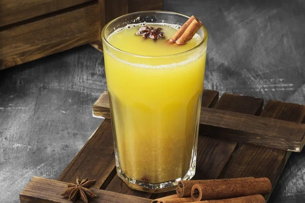 Зимний горячий напиток из апельсинов и специй на черном фоне — стоковое фото