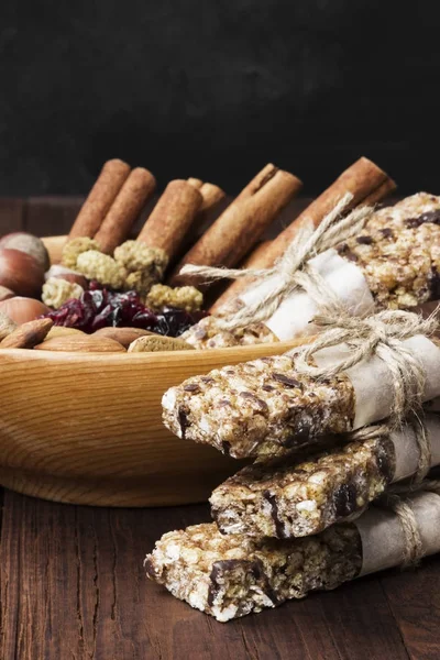 Cereal bars met noten, bessen en kaneel op een houten CHTERGRO — Stockfoto