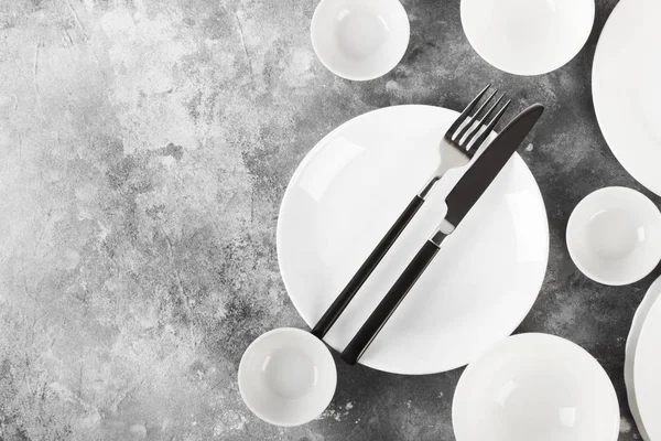 清洁白色餐具在灰色背景。顶部视图, 复制空间 — 图库照片