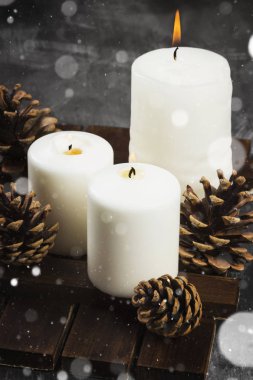 Yanan mumlar ve karanlık bir arka plan Christmas öznitelikleri. S