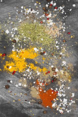 Siyah bir zemin üzerine çeşitli baharatlar. Üstten Görünüm. Gıda arka plan