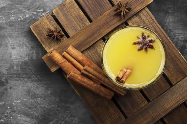 Kış sıcak içecek portakal ve siyah bir zemin üzerine baharat. 