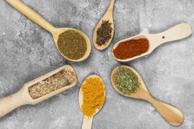 Gri bir arka plan üzerinde çeşitli baharatlar. Üstten Görünüm. Gıda arka plan