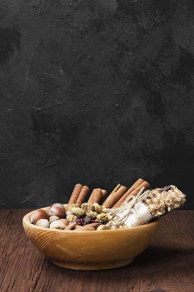 Cereal bars met noten, bessen en kaneel op een houten CHTERGRO — Stockfoto