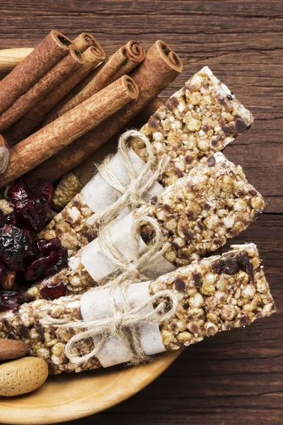 Cereal bars met noten, bessen en kaneel op een houten CHTERGRO — Stockfoto