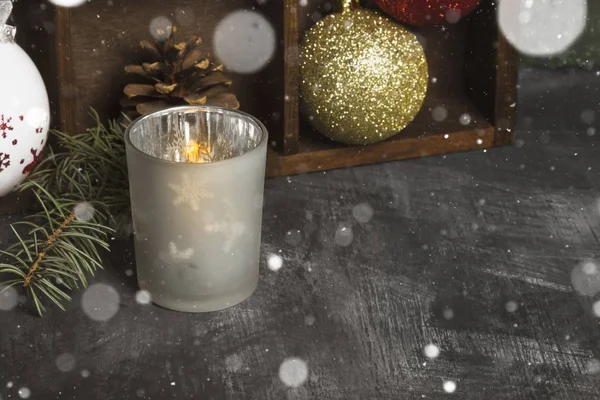 Горящие свечи в подсвечниках и рождественские атрибуты на даре — стоковое фото