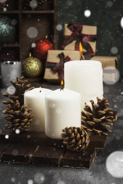 Yanan mumlar ve karanlık bir arka plan Christmas öznitelikleri. S