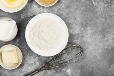 Malzemeler hamur işleri - un, yumurta, tereyağı, süt, şeker bir