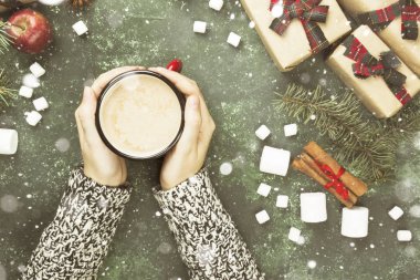 Fincan sıcak çikolata ve çeşitli attribut tutan eller