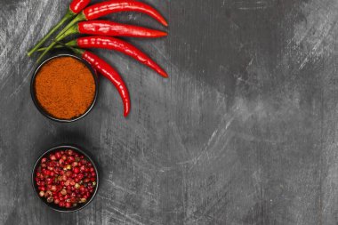 Siyah bir zemin üzerine kırmızı acı biber. Görünümü en çok, uzay kopyalayın. Gıda