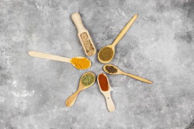 Gri bir arka plan üzerinde çeşitli baharatlar. Üstten Görünüm. Gıda arka plan