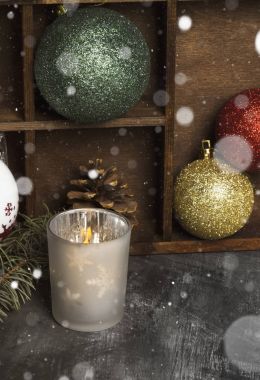 Şamdanlar ve Noel öznitelikleri bir dar üzerinde yanan mum