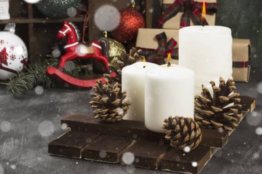 Yanan mumlar ve karanlık bir arka plan Christmas öznitelikleri. S