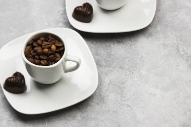 Beyaz cups için espresso kahve çekirdekleri ve çikolata ile ben doldurulmuş