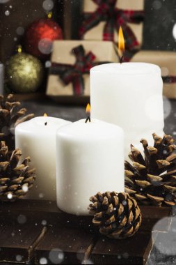 Yanan mumlar ve karanlık bir arka plan Christmas öznitelikleri. S