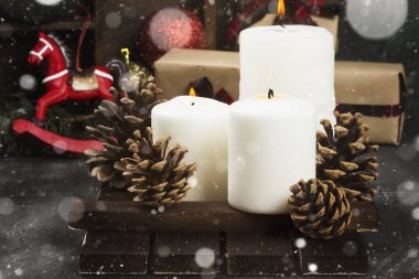 Yanan mumlar ve karanlık bir arka plan Christmas öznitelikleri. S