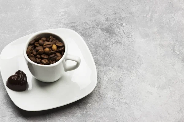 Koffie in witte kop en chocolade. Kopieer ruimte. Voedsel achtergrond — Stockfoto