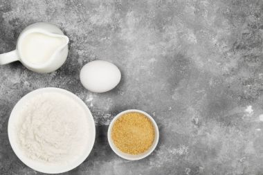 Malzemeler hamur işleri - un, yumurta, tereyağı, süt, şeker bir