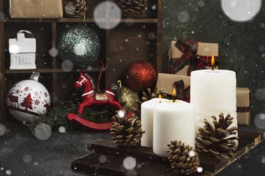 Yanan mumlar ve karanlık bir arka plan Christmas öznitelikleri. S