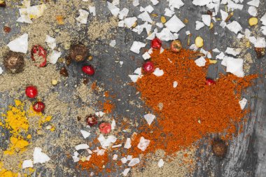 Siyah bir zemin üzerine çeşitli baharatlar. Üstten Görünüm. Gıda arka plan