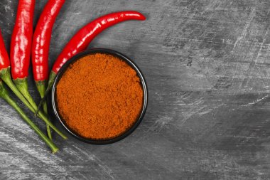 Siyah bir zemin üzerine kırmızı acı biber. Görünümü en çok, uzay kopyalayın. Gıda