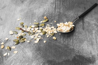 Granola bal, fındık, meyve karanlık bir arka plan ile