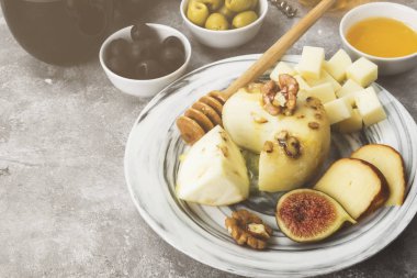 Şarap - peynir, incir, fındık, tatlım, çeşitli aperatifler, 