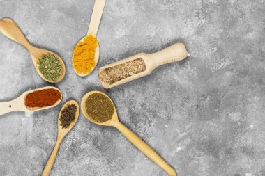 Gri bir arka plan üzerinde çeşitli baharatlar. Görünümü en çok, uzay kopyalayın. Gıda 
