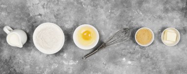 Malzemeler hamur işleri - un, yumurta, tereyağı, süt, şeker bir