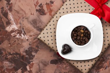 Kahve beyaz Kupası, bürokrasi ve çikolata ile hediye. Üstten Görünüm