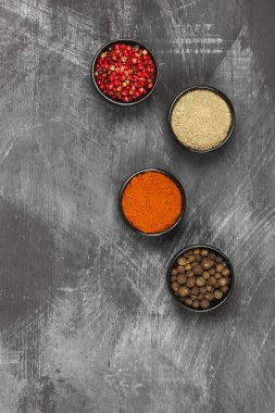 Çeşitli siyah bir arka plan üzerine biber. Görünümü en çok, uzay kopyalayın. Gıda