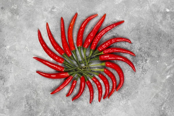 Röd peppar på en grå bakgrund. Ovanifrån. Mat bakgrund — Stockfoto