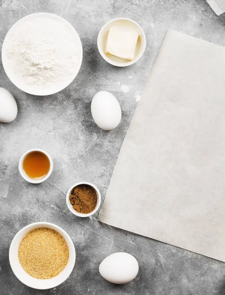 Ingredientes para assar de biscoitos - farinha, ovos, temperos, baunilha — Fotografia de Stock