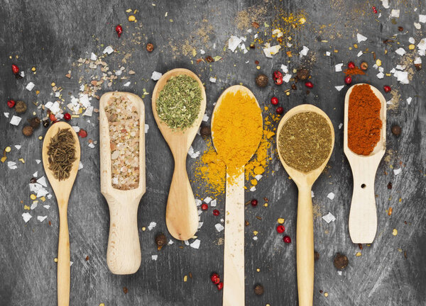 Различные специи на черном фоне. Вид сверху. Продукты питания

