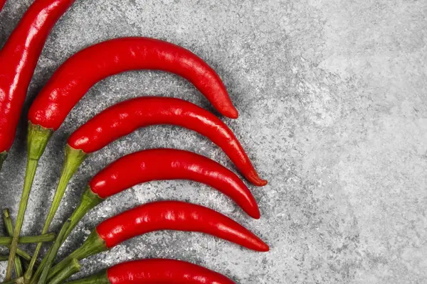 Röd peppar på en grå bakgrund. Ovanifrån, kopiera utrymme. Mat — Stockfoto