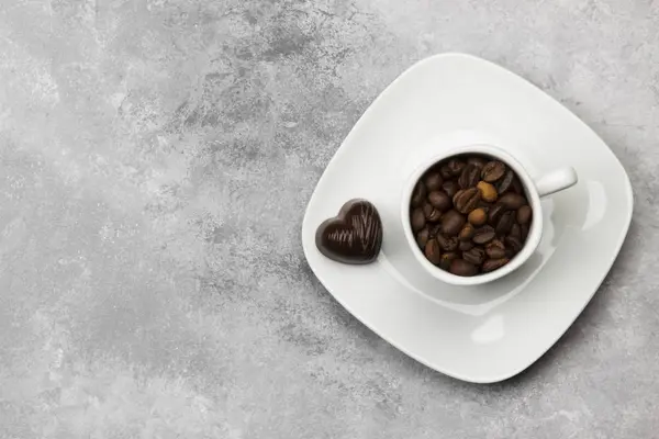 Koffie in witte kop en chocolade. Top uitzicht, kopiëren van de ruimte. Voedsel b — Stockfoto