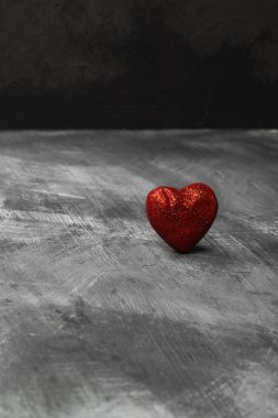 Karanlık bir arka plan üzerinde kırmızı kalp. Kopya alanı