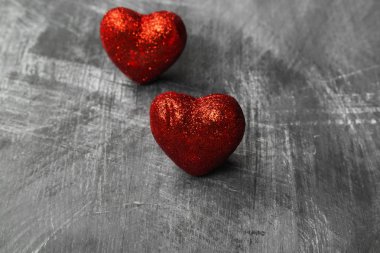 Koyu arkaplanda kırmızı kalpler