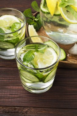 İçki salatalık, limon ve nane bir tahta üzerinde bardaklarda Detoks