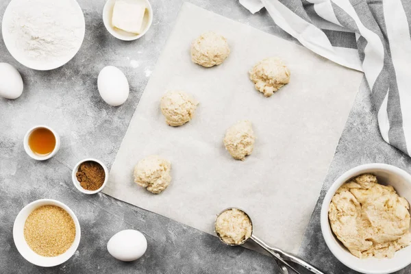 Ingredientes para assar de biscoitos - farinha, ovos, temperos, baunilha — Fotografia de Stock